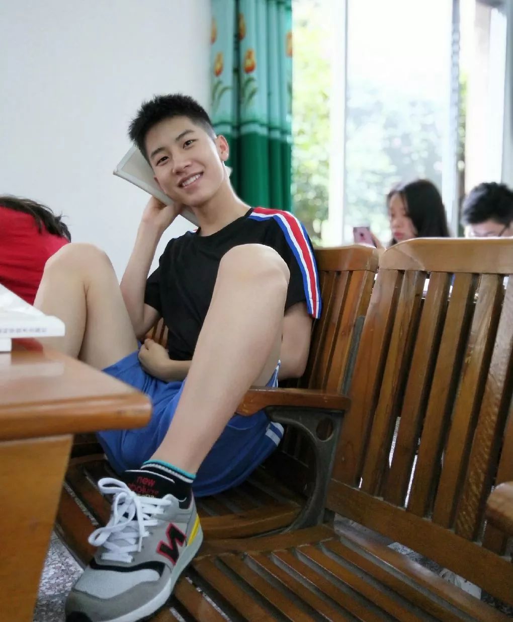 广东的校裤真的太小！发育中的男生尴尬了！! - 51虹马