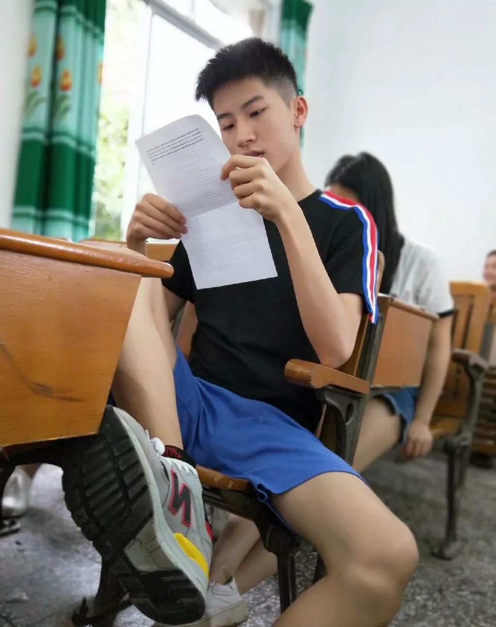 广东的校裤真的太小！发育中的男生尴尬了！! - 51虹马