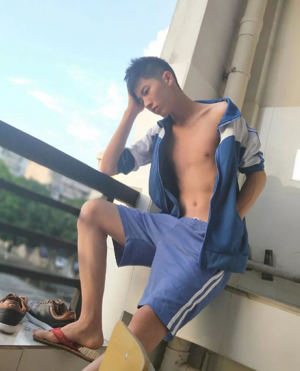 广东的校裤真的太小！发育中的男生尴尬了！! - 51虹马