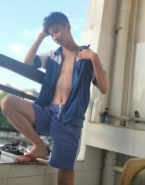 广东的校裤真的太小！发育中的男生尴尬了！! - 51虹马