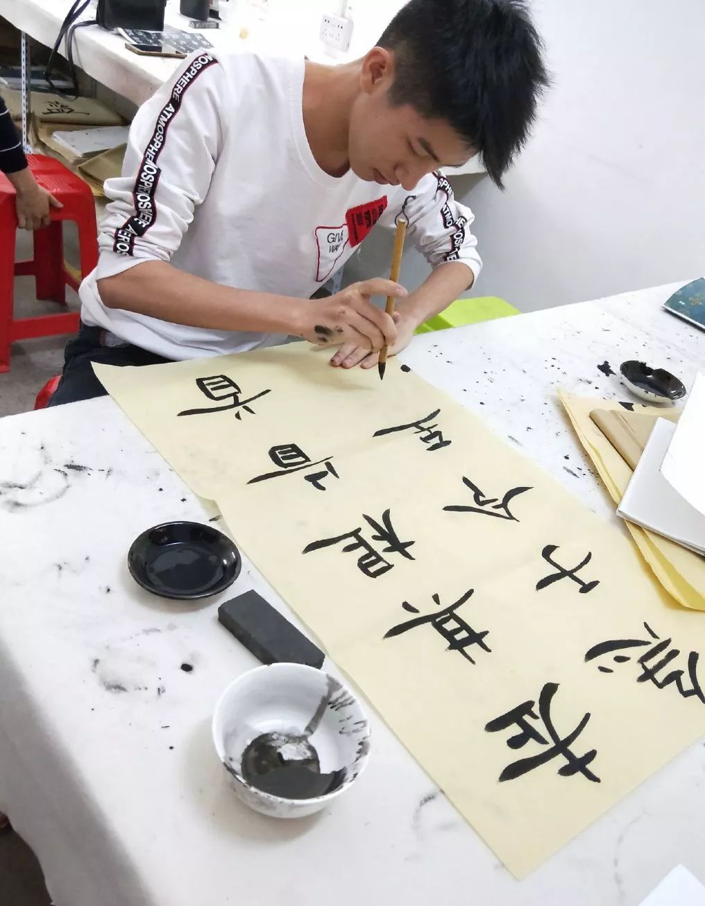 广东的校裤真的太小！发育中的男生尴尬了！! - 51虹马