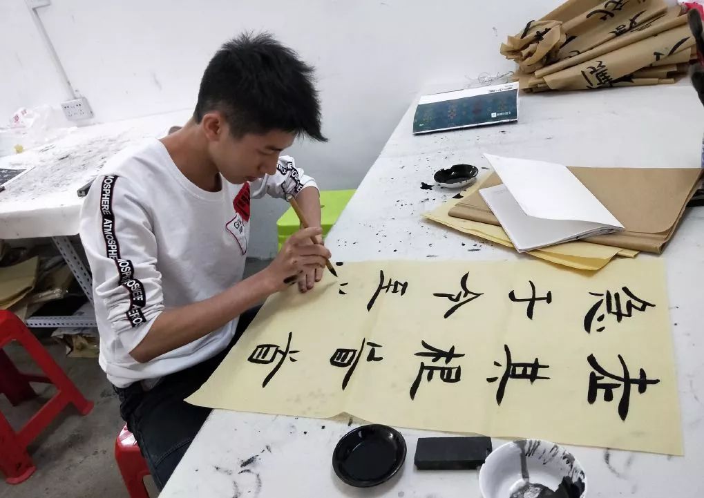 广东的校裤真的太小！发育中的男生尴尬了！! - 51虹马