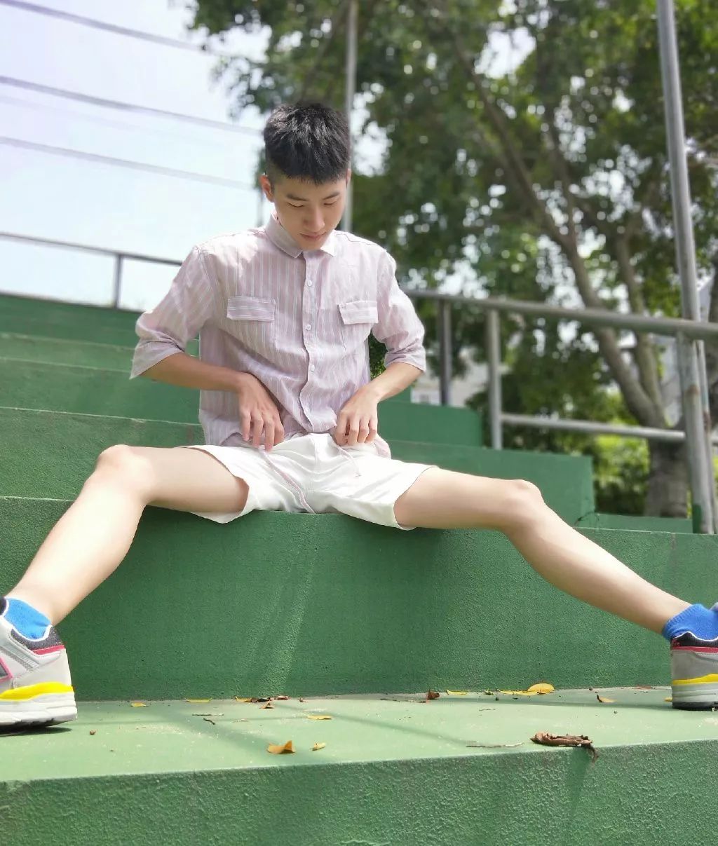 广东的校裤真的太小！发育中的男生尴尬了！! - 51虹马