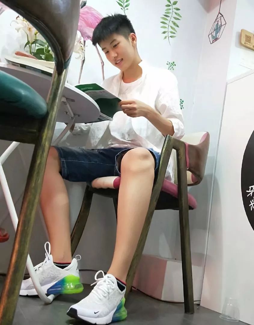 广东的校裤真的太小！发育中的男生尴尬了！! - 51虹马