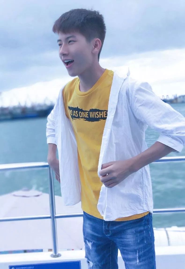 广东的校裤真的太小！发育中的男生尴尬了！! - 51虹马