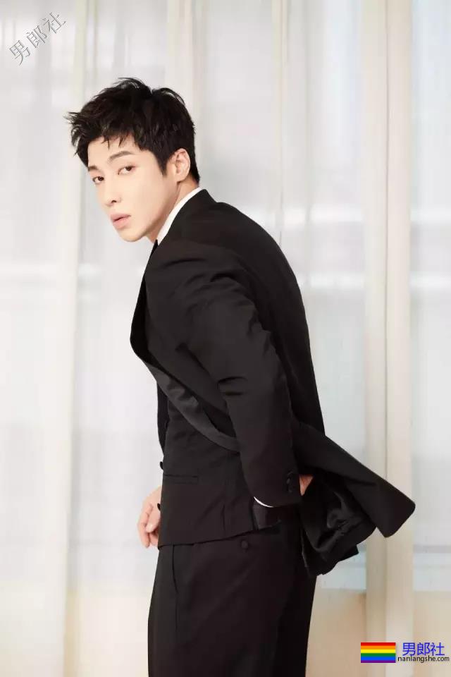 出道十年都没火！男男浴室戏导演让脱都拯救不了 - 51虹马