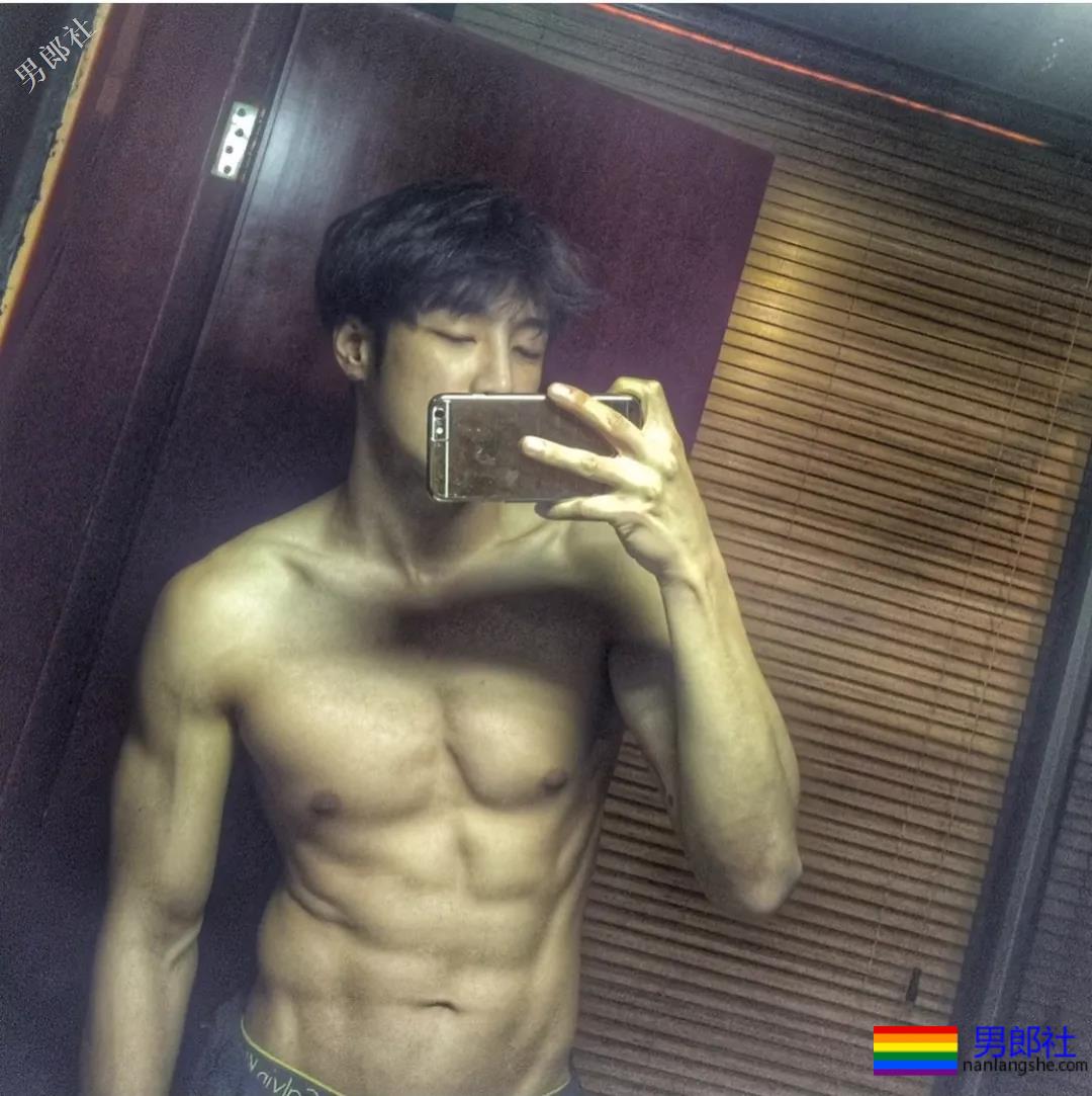 出道十年都没火！男男浴室戏导演让脱都拯救不了 - 51虹马