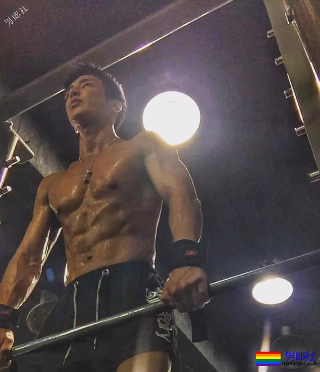 出道十年都没火！男男浴室戏导演让脱都拯救不了 - 51虹马