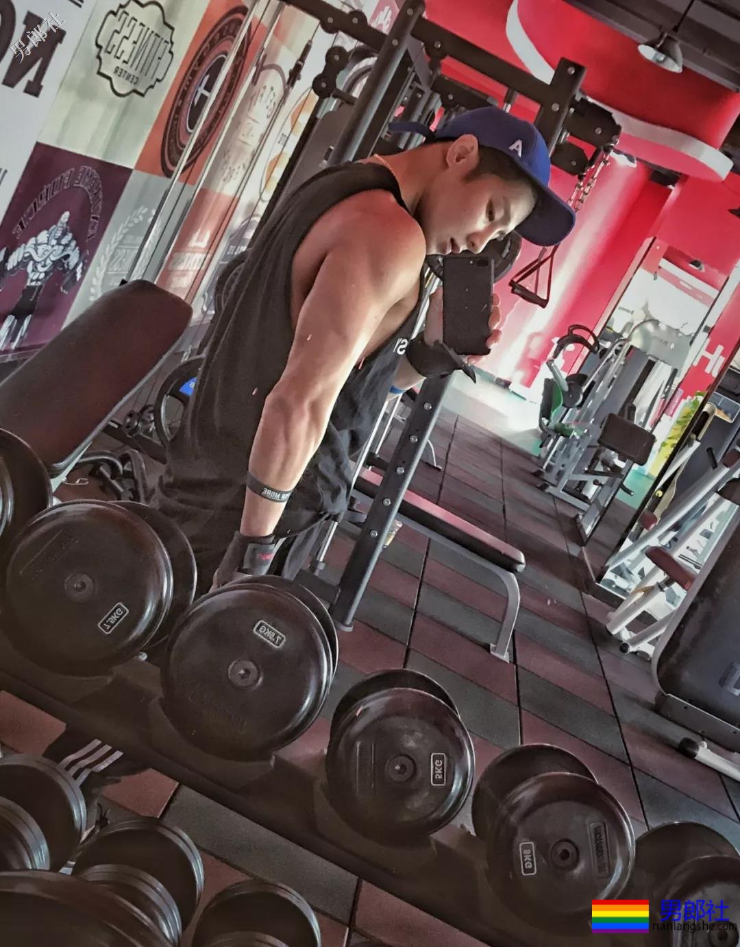 出道十年都没火！男男浴室戏导演让脱都拯救不了 - 51虹马