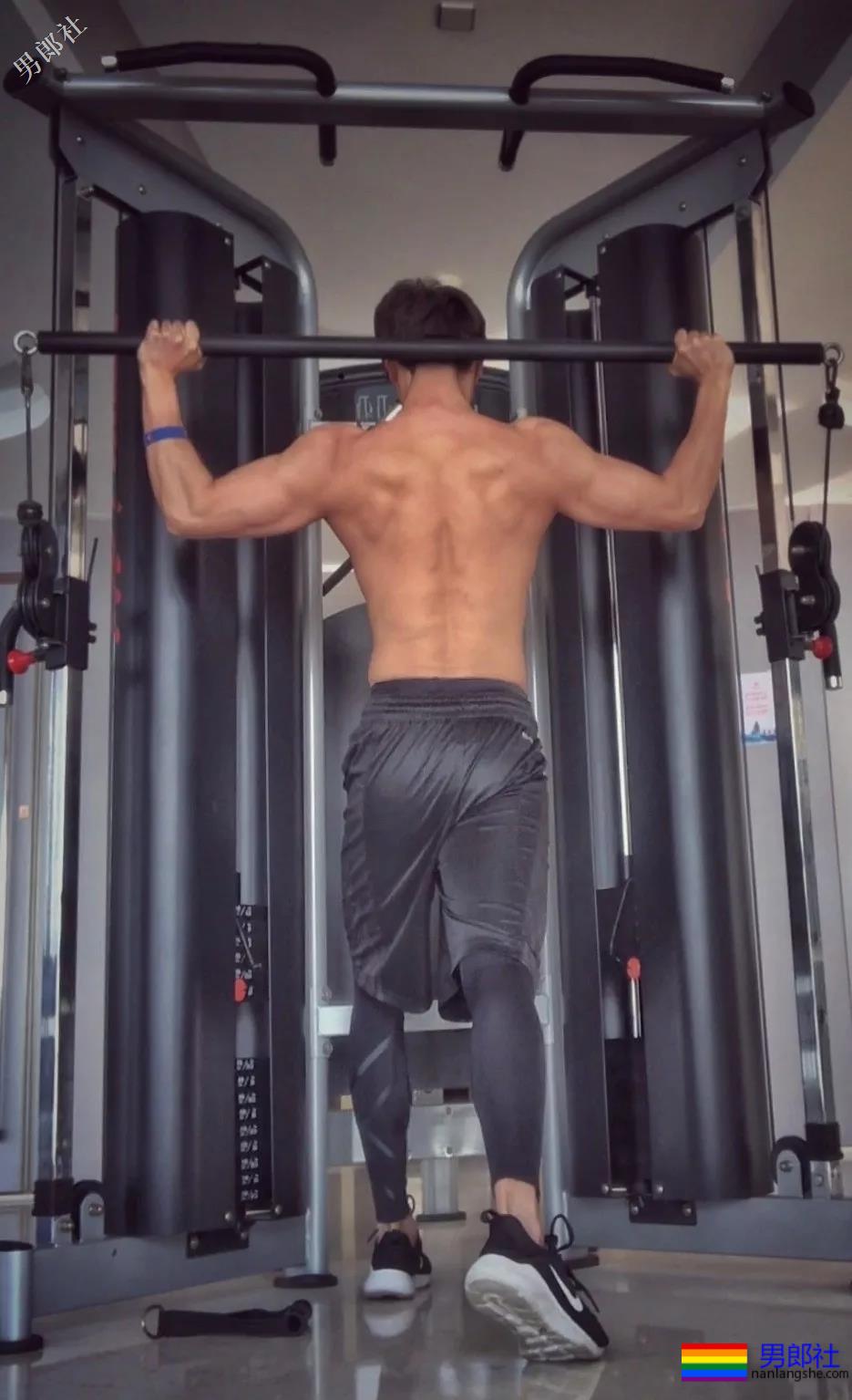 出道十年都没火！男男浴室戏导演让脱都拯救不了 - 51虹马