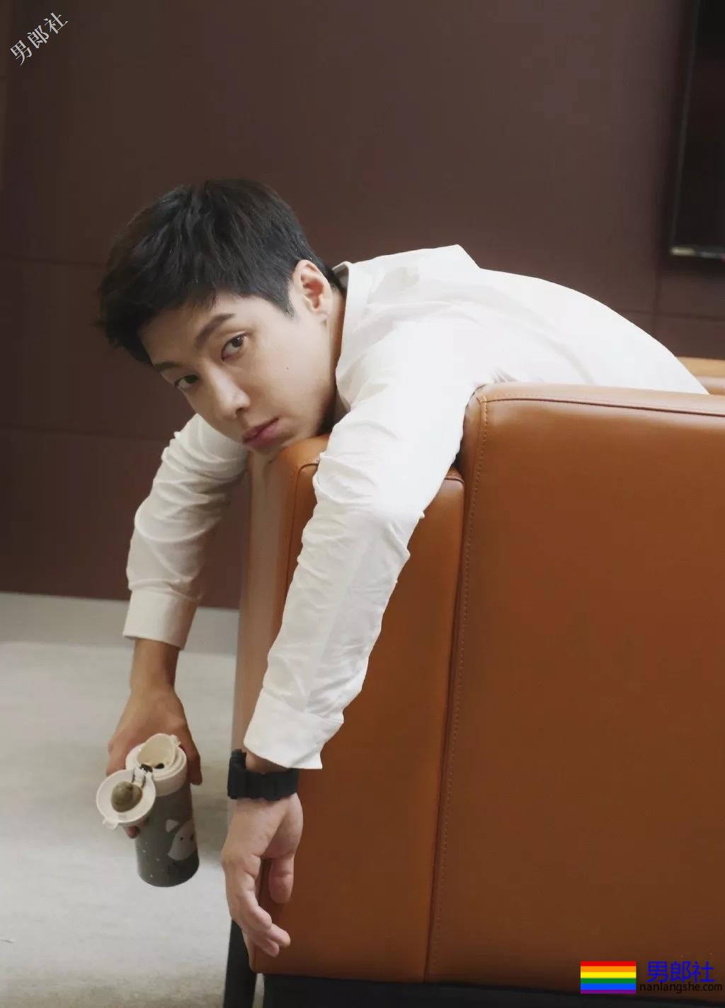 出道十年都没火！男男浴室戏导演让脱都拯救不了 - 51虹马