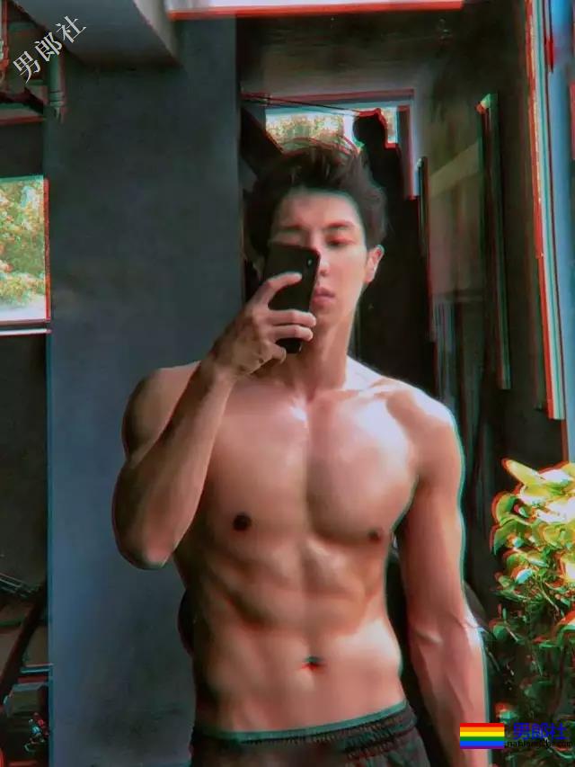 出道十年都没火！男男浴室戏导演让脱都拯救不了 - 51虹马