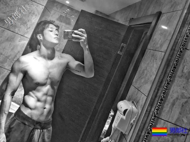 出道十年都没火！男男浴室戏导演让脱都拯救不了 - 51虹马