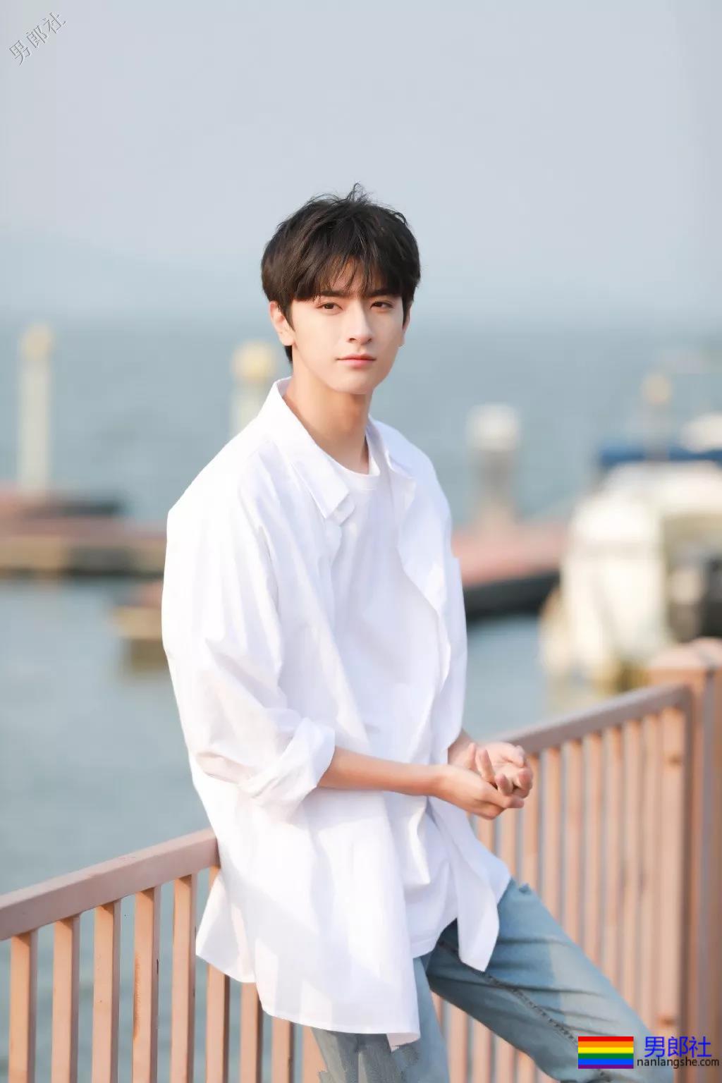 初恋脸校草撑剧，男主全是高颜长腿大鼻子小鲜肉，洗澡戏都没人看了！ - 51虹马