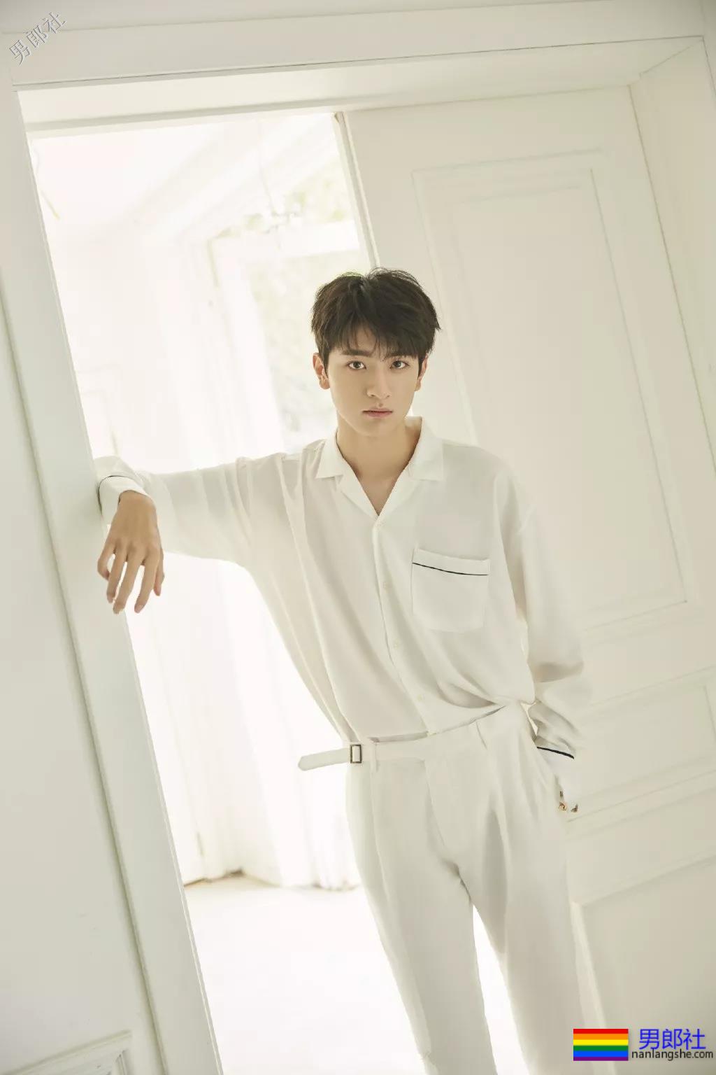 初恋脸校草撑剧，男主全是高颜长腿大鼻子小鲜肉，洗澡戏都没人看了！ - 51虹马