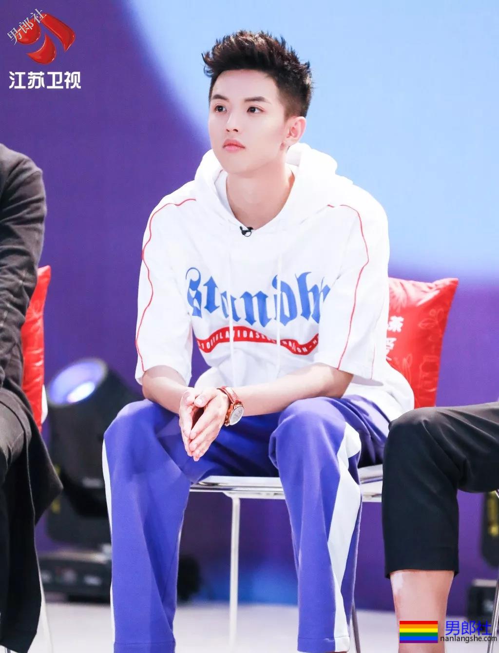 初恋脸校草撑剧，男主全是高颜长腿大鼻子小鲜肉，洗澡戏都没人看了！ - 51虹马