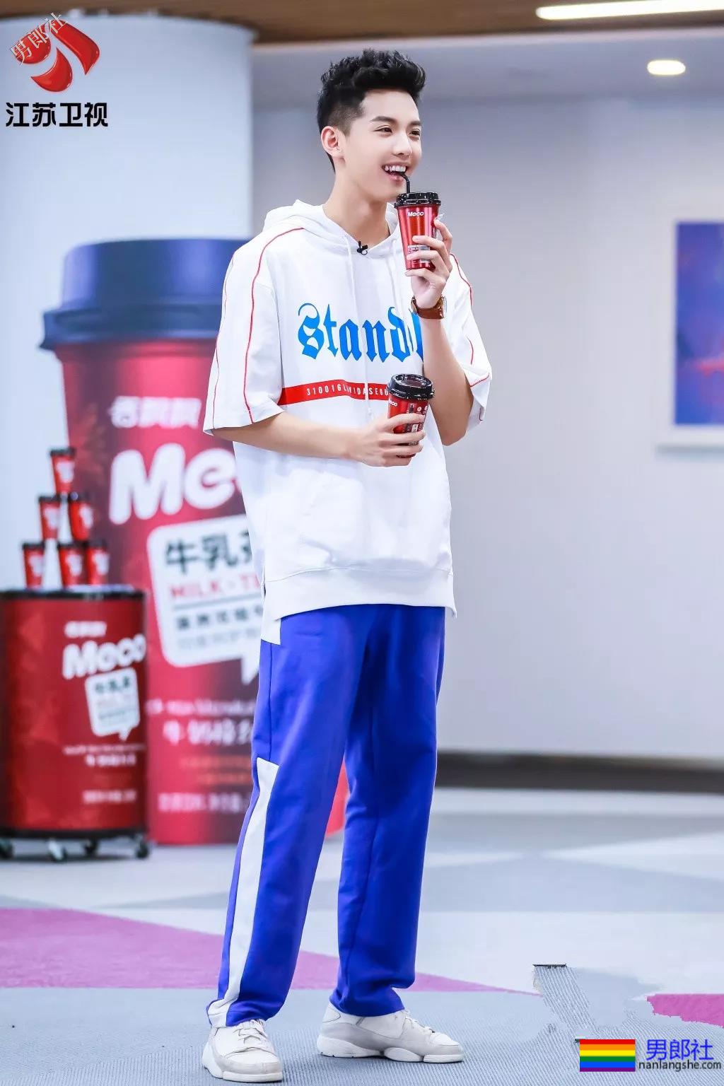 初恋脸校草撑剧，男主全是高颜长腿大鼻子小鲜肉，洗澡戏都没人看了！ - 51虹马