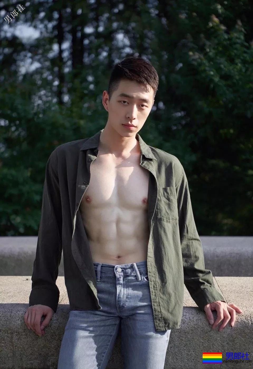 解开衬衫露出八块腹肌日语老师，这西裤挡也是太凸了！ - 51虹马