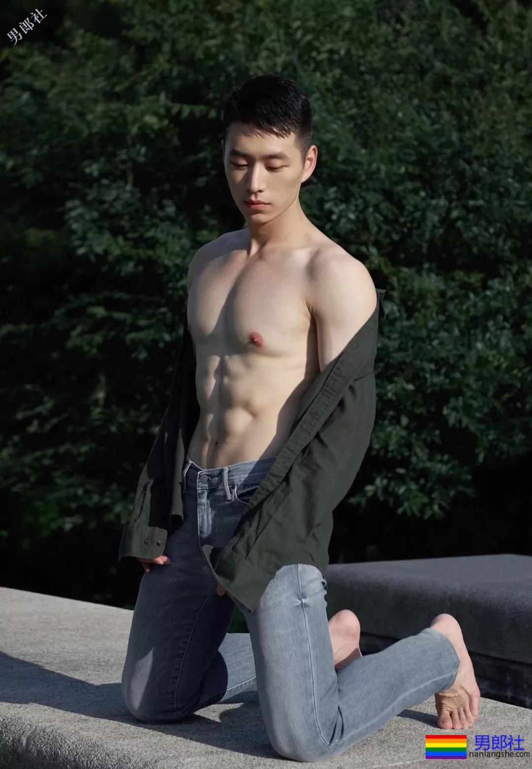 解开衬衫露出八块腹肌日语老师，这西裤挡也是太凸了！ - 51虹马