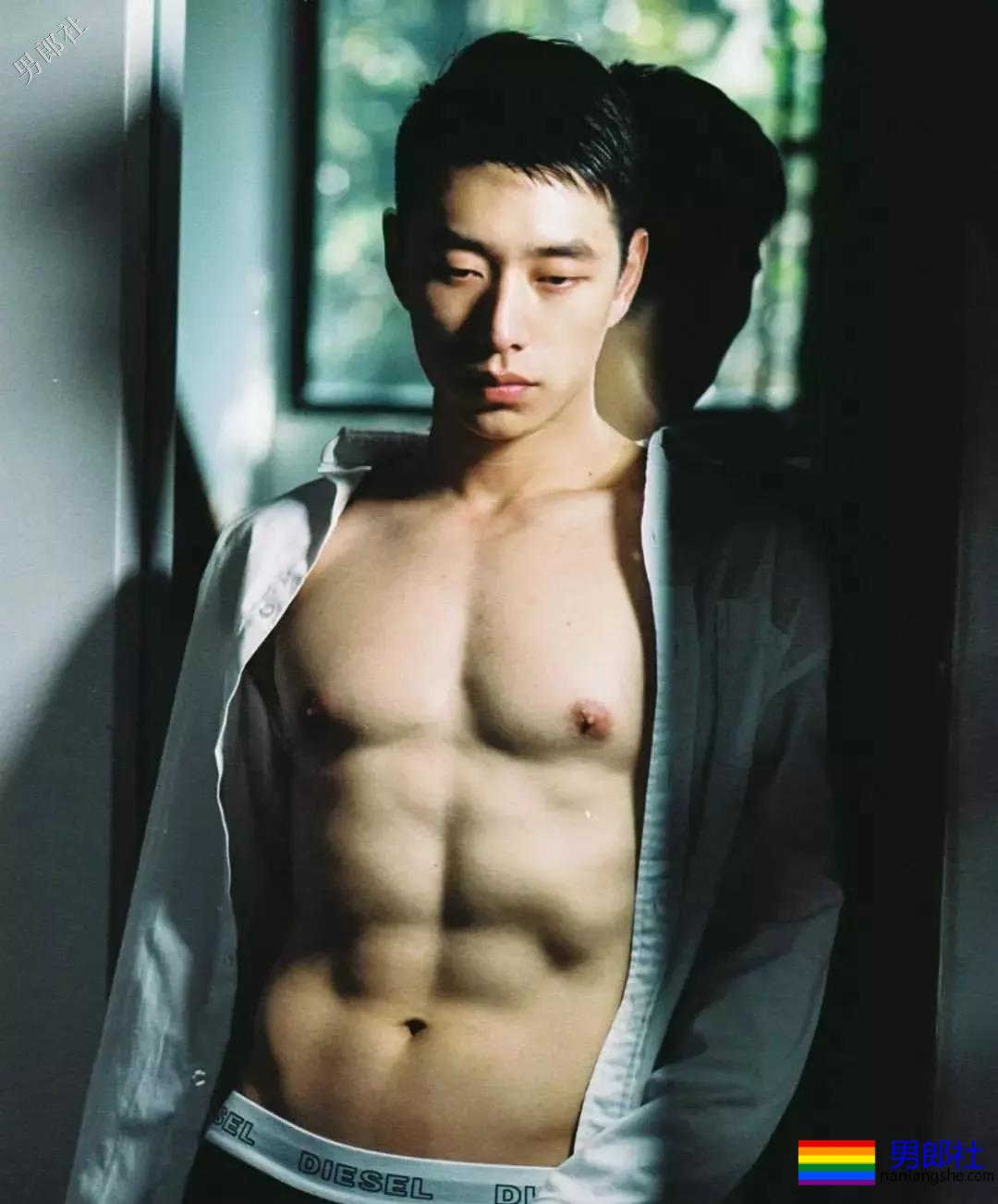 解开衬衫露出八块腹肌日语老师，这西裤挡也是太凸了！ - 51虹马