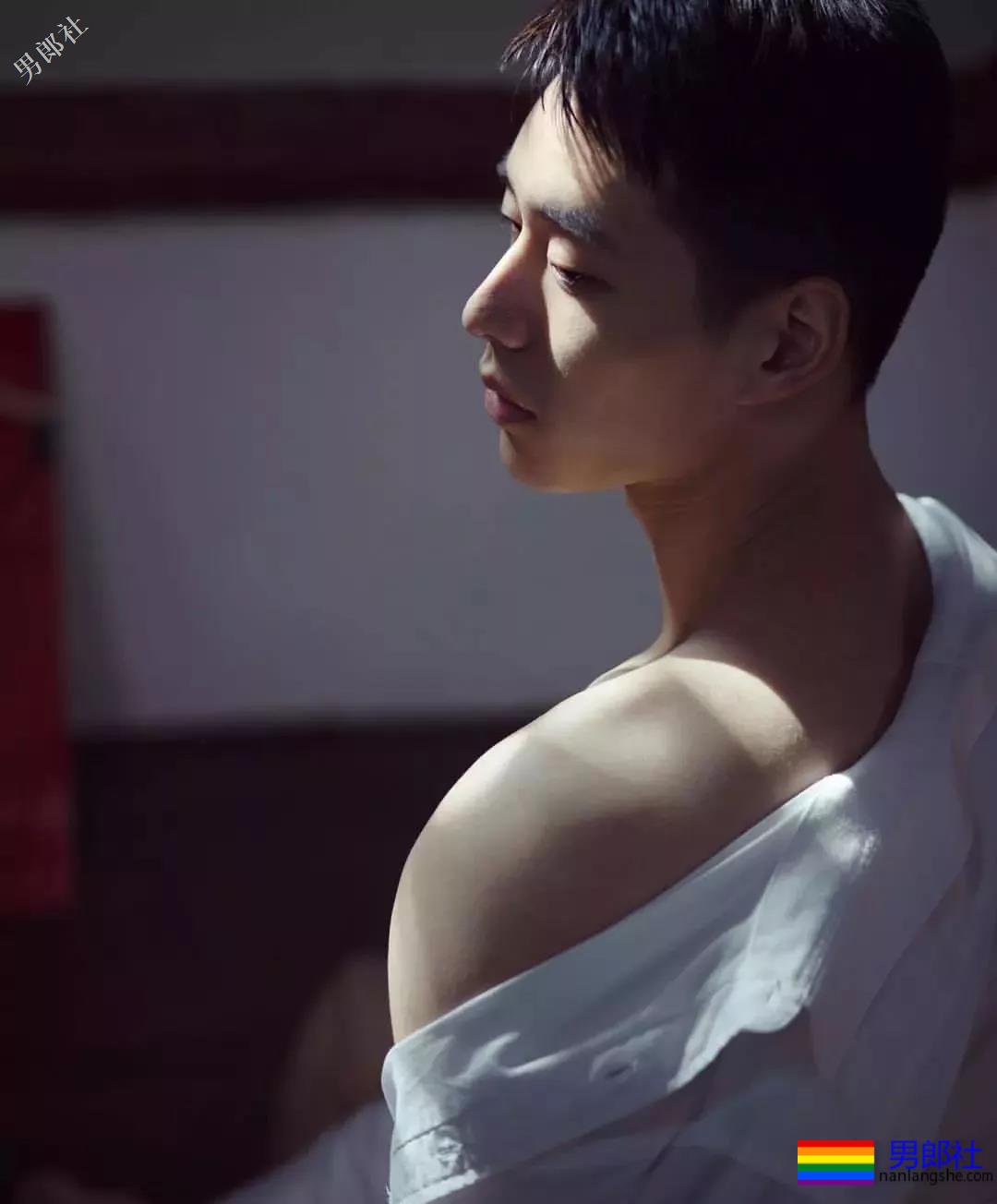 解开衬衫露出八块腹肌日语老师，这西裤挡也是太凸了！ - 51虹马