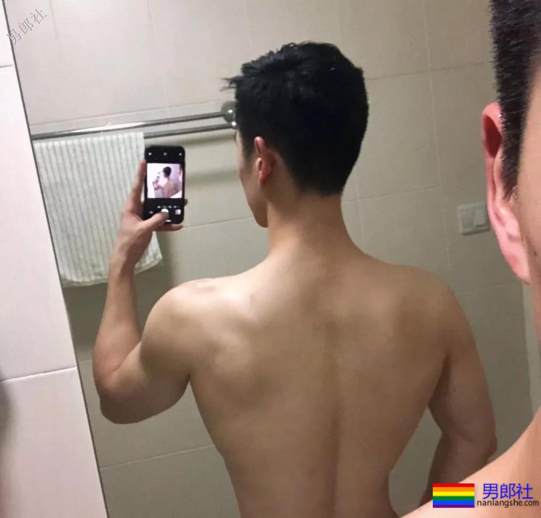 解开衬衫露出八块腹肌日语老师，这西裤挡也是太凸了！ - 51虹马