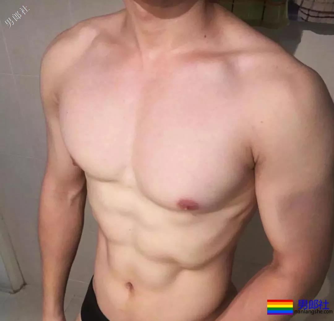 解开衬衫露出八块腹肌日语老师，这西裤挡也是太凸了！ - 51虹马