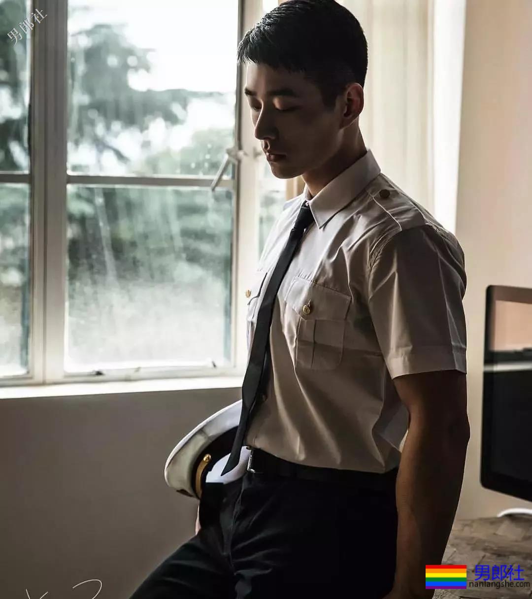 解开衬衫露出八块腹肌日语老师，这西裤挡也是太凸了！ - 51虹马