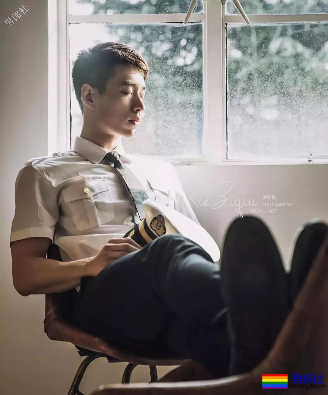 解开衬衫露出八块腹肌日语老师，这西裤挡也是太凸了！ - 51虹马