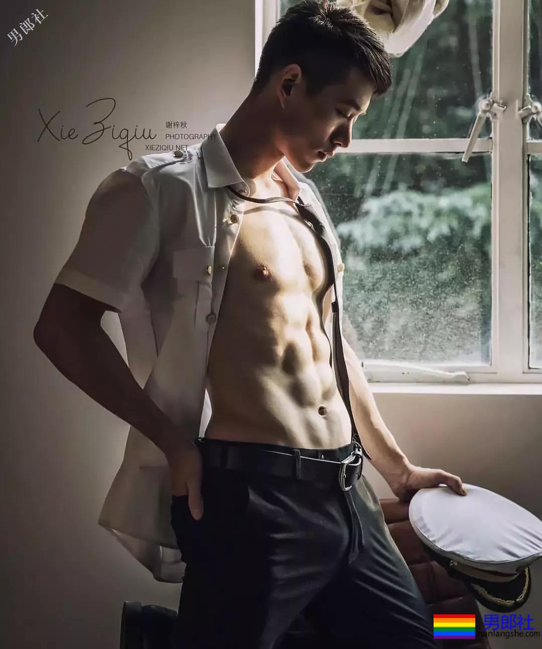 解开衬衫露出八块腹肌日语老师，这西裤挡也是太凸了！ - 51虹马