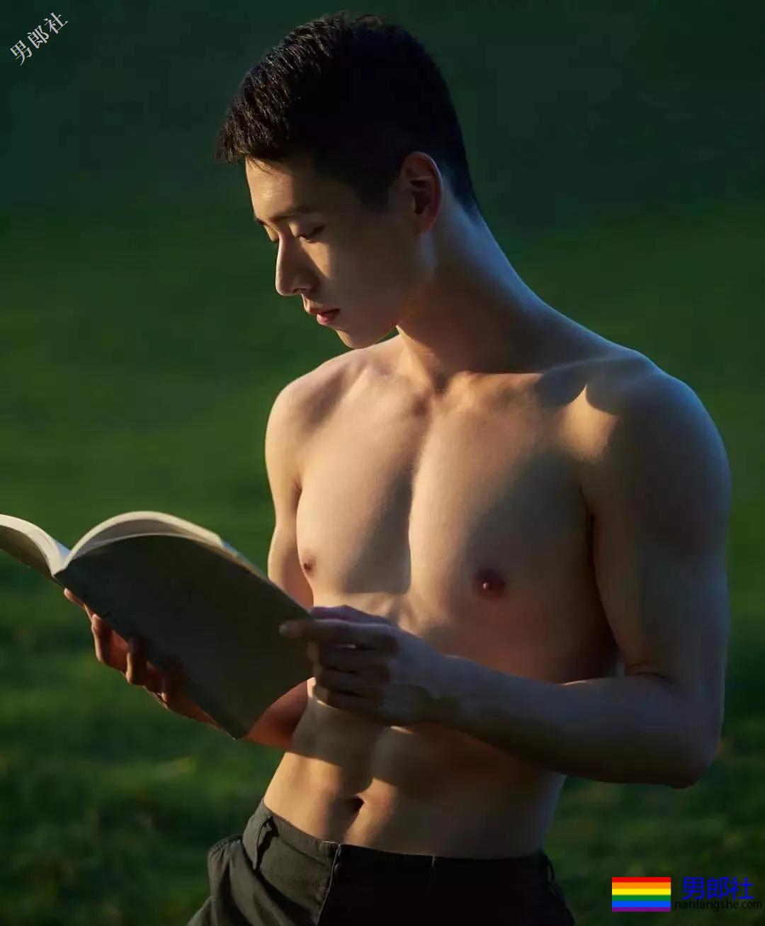 解开衬衫露出八块腹肌日语老师，这西裤挡也是太凸了！ - 51虹马