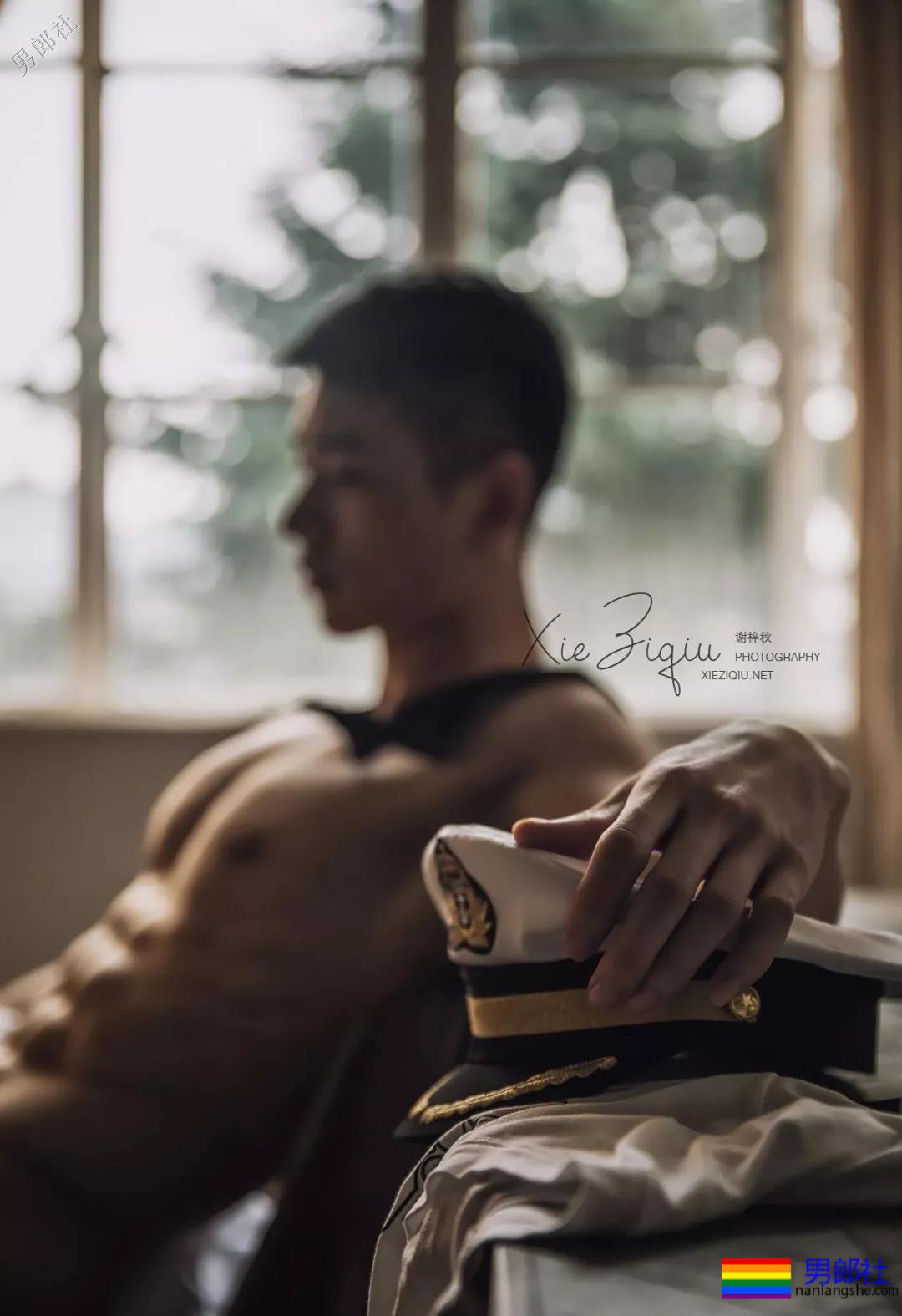 解开衬衫露出八块腹肌日语老师，这西裤挡也是太凸了！ - 51虹马