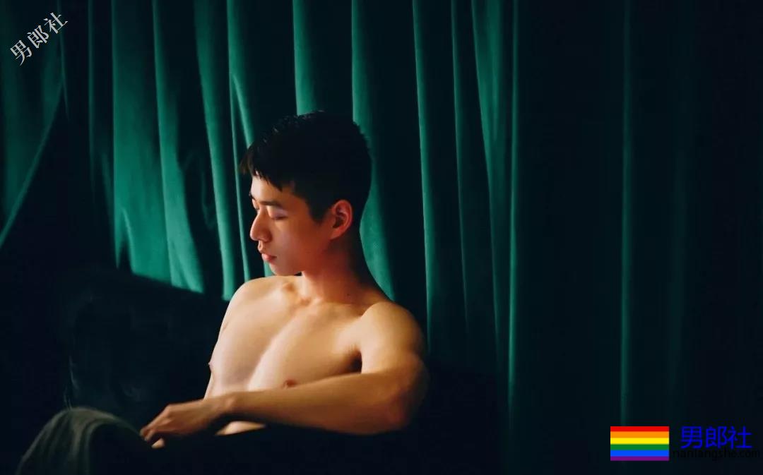 解开衬衫露出八块腹肌日语老师，这西裤挡也是太凸了！ - 51虹马