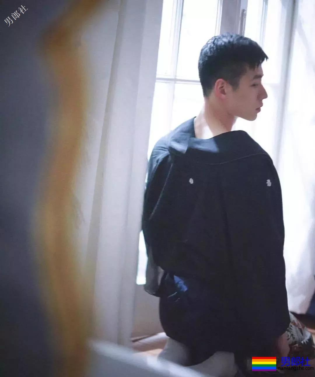 解开衬衫露出八块腹肌日语老师，这西裤挡也是太凸了！ - 51虹马