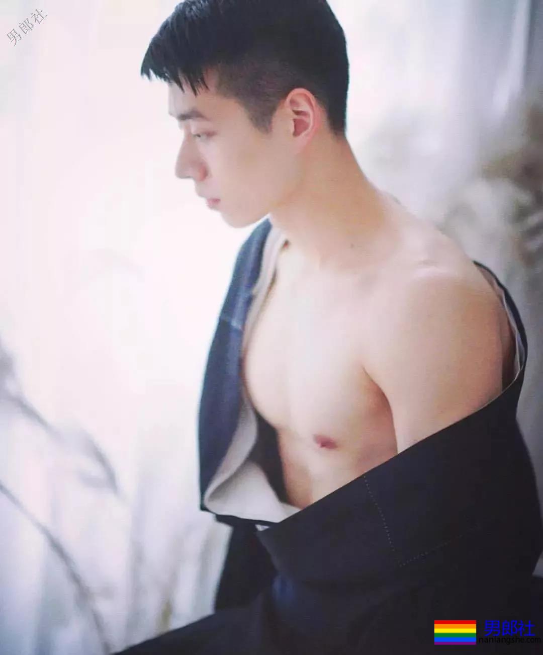 解开衬衫露出八块腹肌日语老师，这西裤挡也是太凸了！ - 51虹马