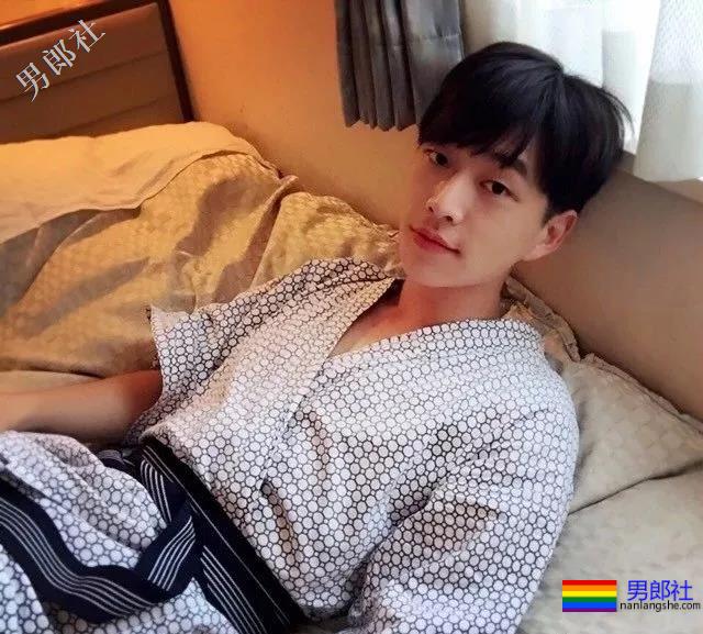 解开衬衫露出八块腹肌日语老师，这西裤挡也是太凸了！ - 51虹马