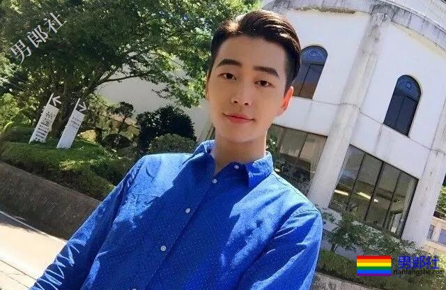 解开衬衫露出八块腹肌日语老师，这西裤挡也是太凸了！ - 51虹马