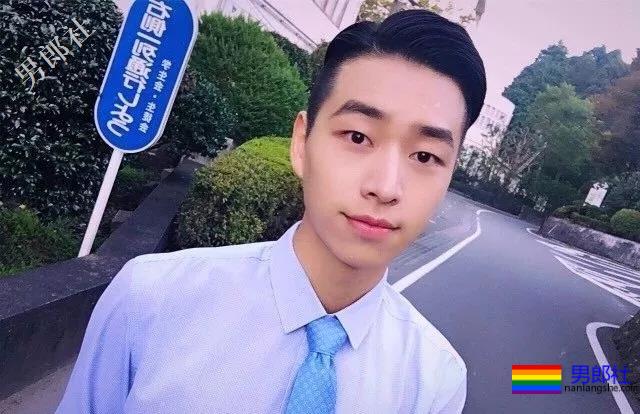 解开衬衫露出八块腹肌日语老师，这西裤挡也是太凸了！ - 51虹马