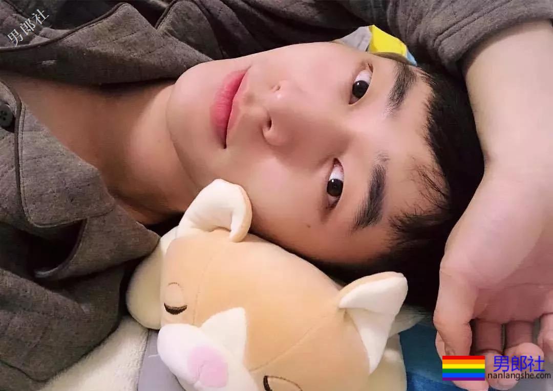 解开衬衫露出八块腹肌日语老师，这西裤挡也是太凸了！ - 51虹马