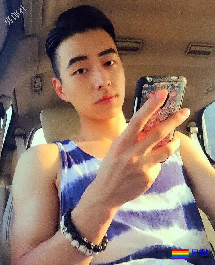 解开衬衫露出八块腹肌日语老师，这西裤挡也是太凸了！ - 51虹马