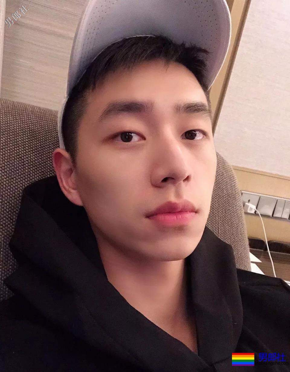 解开衬衫露出八块腹肌日语老师，这西裤挡也是太凸了！ - 51虹马