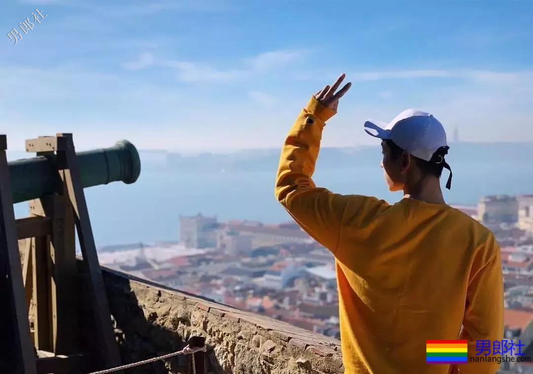 解开衬衫露出八块腹肌日语老师，这西裤挡也是太凸了！ - 51虹马