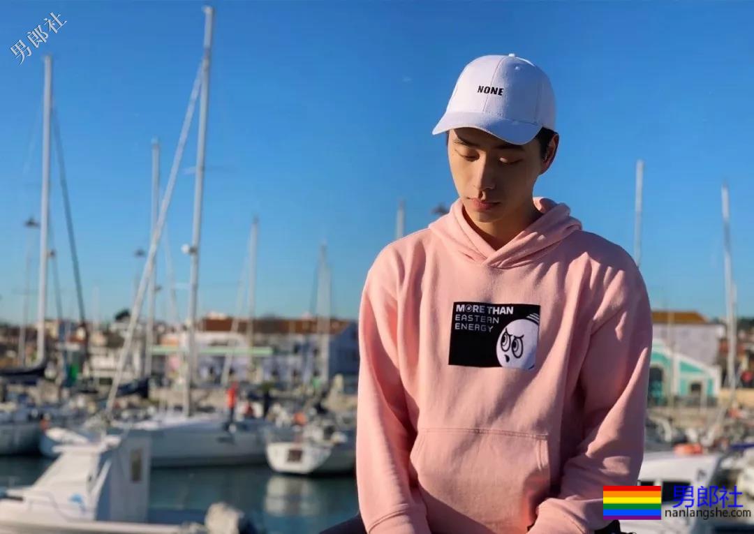 解开衬衫露出八块腹肌日语老师，这西裤挡也是太凸了！ - 51虹马