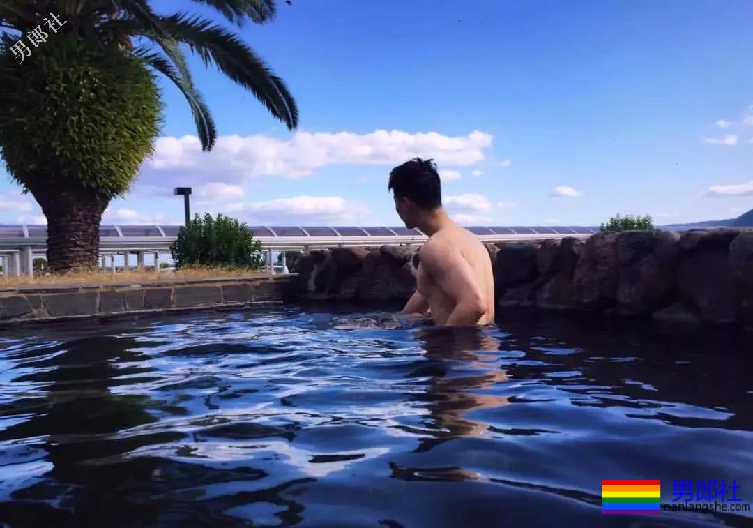 解开衬衫露出八块腹肌日语老师，这西裤挡也是太凸了！ - 51虹马