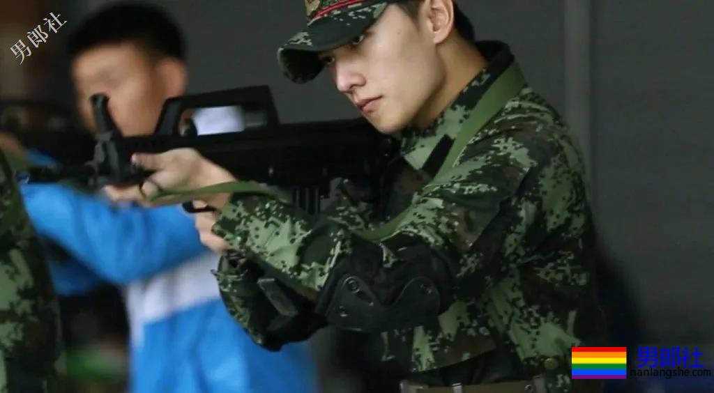 军艺校草转型硬核兵哥，寸头军装A到爆！ - 51虹马