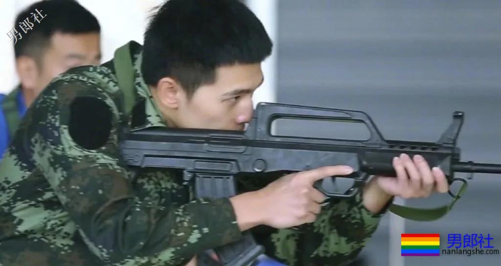 军艺校草转型硬核兵哥，寸头军装A到爆！ - 51虹马