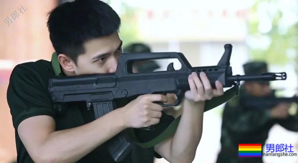 军艺校草转型硬核兵哥，寸头军装A到爆！ - 51虹马