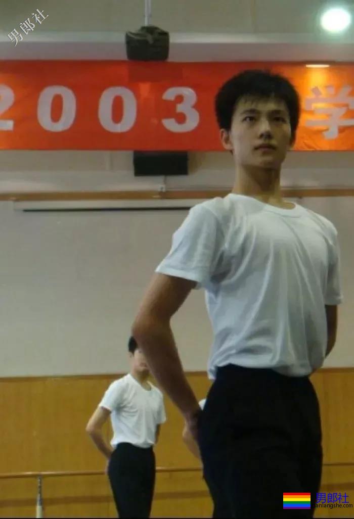 军艺校草转型硬核兵哥，寸头军装A到爆！ - 51虹马