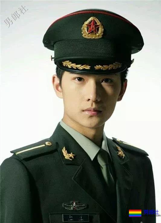 军艺校草转型硬核兵哥，寸头军装A到爆！ - 51虹马