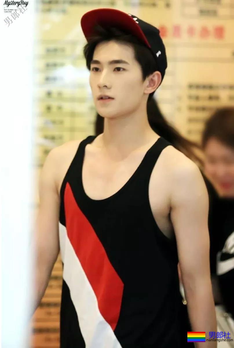 军艺校草转型硬核兵哥，寸头军装A到爆！ - 51虹马